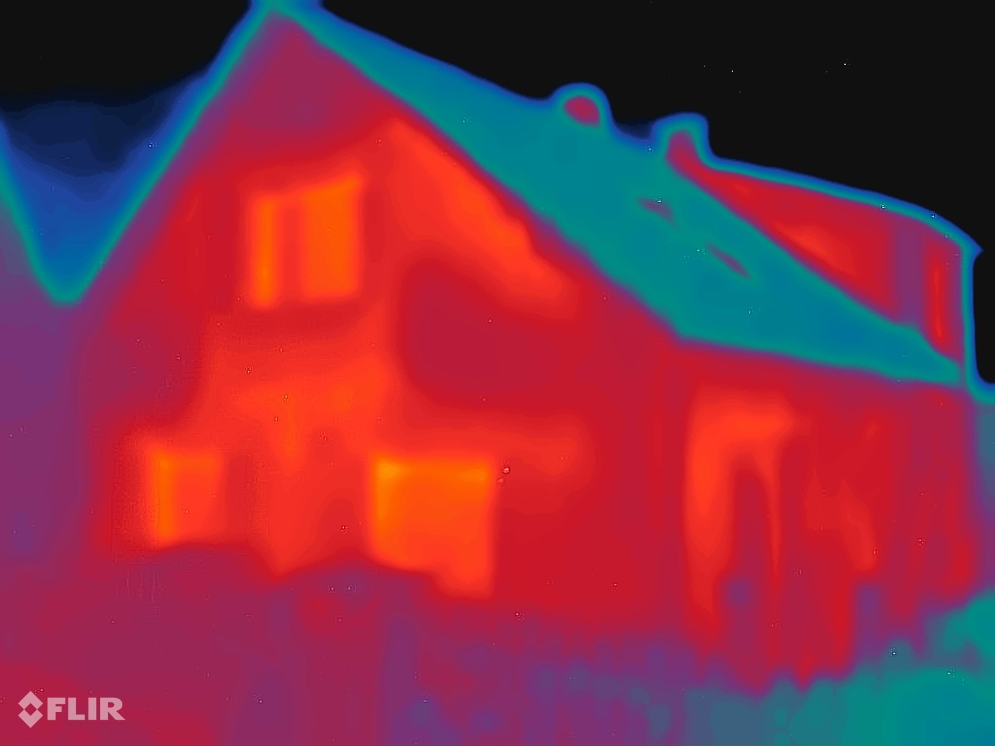 FLIR thermal image of the facade before coating: wall surface red to orange throughout